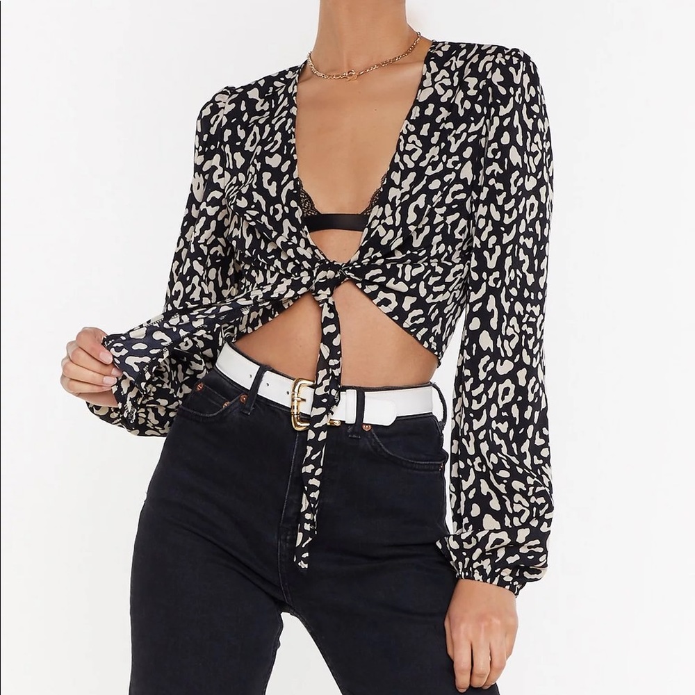 LEOPARD PRINT TIE FRONT LONG SLEEVE CROP TOP